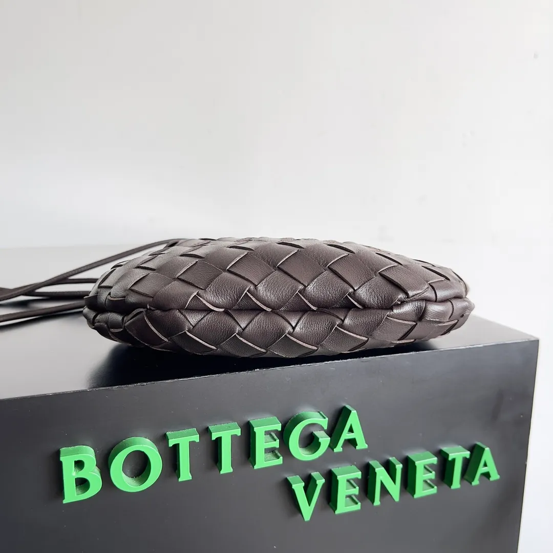 Batch of 1260 BV Mini Sardine is coming‼ ️Super high-end, stainless steel hardware + 24k real gold plating process, fish scales (concave and convex positions) are the finishing touch, the sardine bag that can be carried cross-body is completely beautiful to the heart. The metal element handle and the weaving are perfectly combined to completely integrate the artistic sense and elegance and fashion. It is really like a work of art🏺The large size is elegant, the small size is exquisite and cute, a must-have item for fashionistas, and the details are perfectly reproduced. Style number: 744267 Size 20*12*2.5